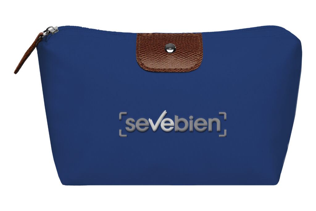 con detalles en símil cuero y botón metálico. Interior forrado. Medidas: 22 x 13 x 5,5 cm. Ideal para regalos corporativos y promociones funcionales.