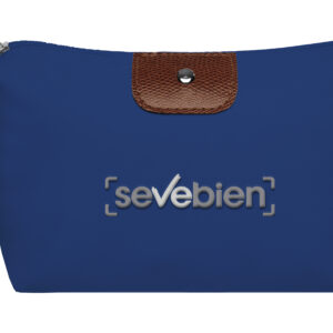 con detalles en símil cuero y botón metálico. Interior forrado. Medidas: 22 x 13 x 5,5 cm. Ideal para regalos corporativos y promociones funcionales.