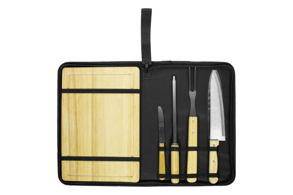 set de asado con tabla de bambú