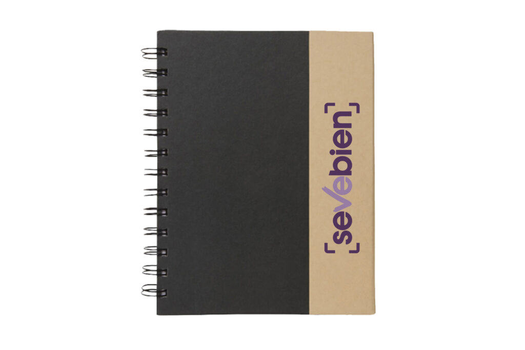 cuaderno espiral con notas adhesivas