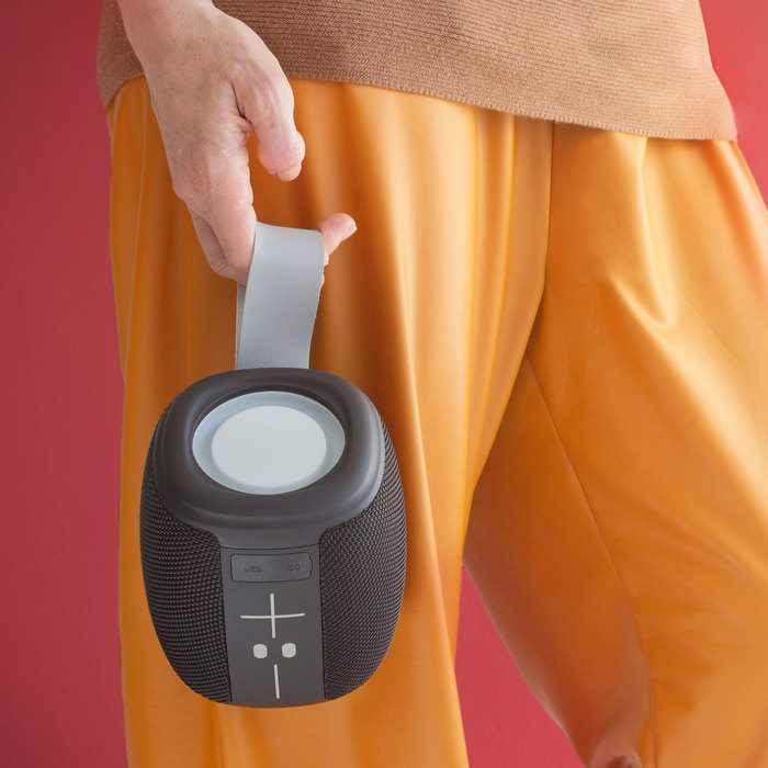 alt_promocional_publicitario_parlante_Bluetooth_EC757_contexto_1